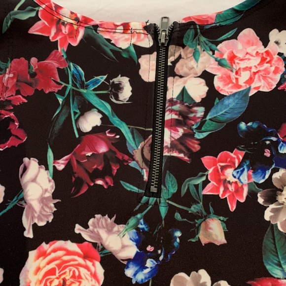 Vibrant little flowered top - Picture 4 of 4